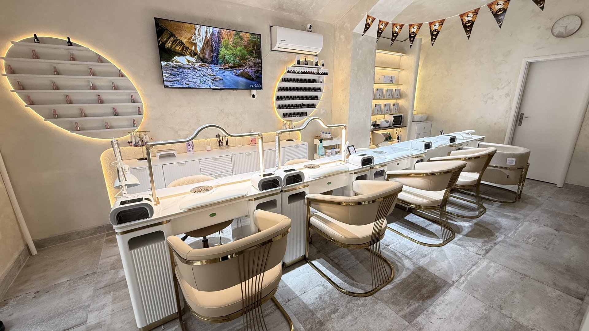 Vchod do salonu Lavish Studio v ulici Hartigova
